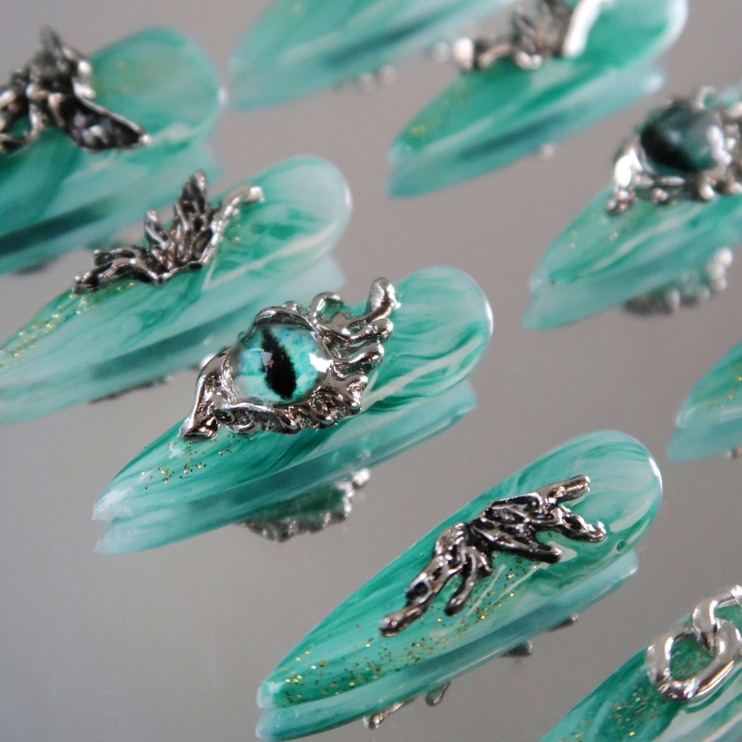 Green stiletto Dragon's Lair Press on Nails.