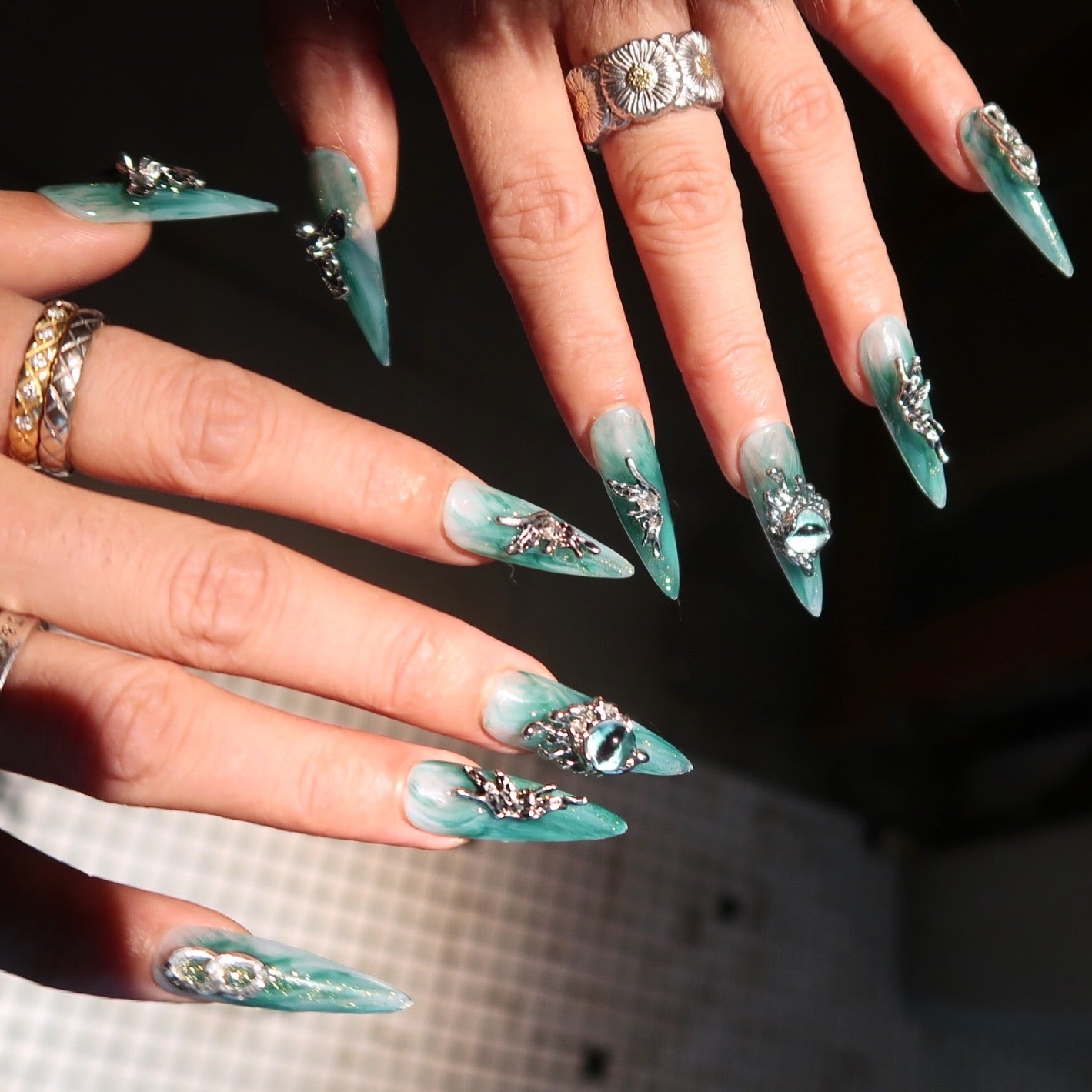 Green stiletto Dragon's Lair Press on Nails.
